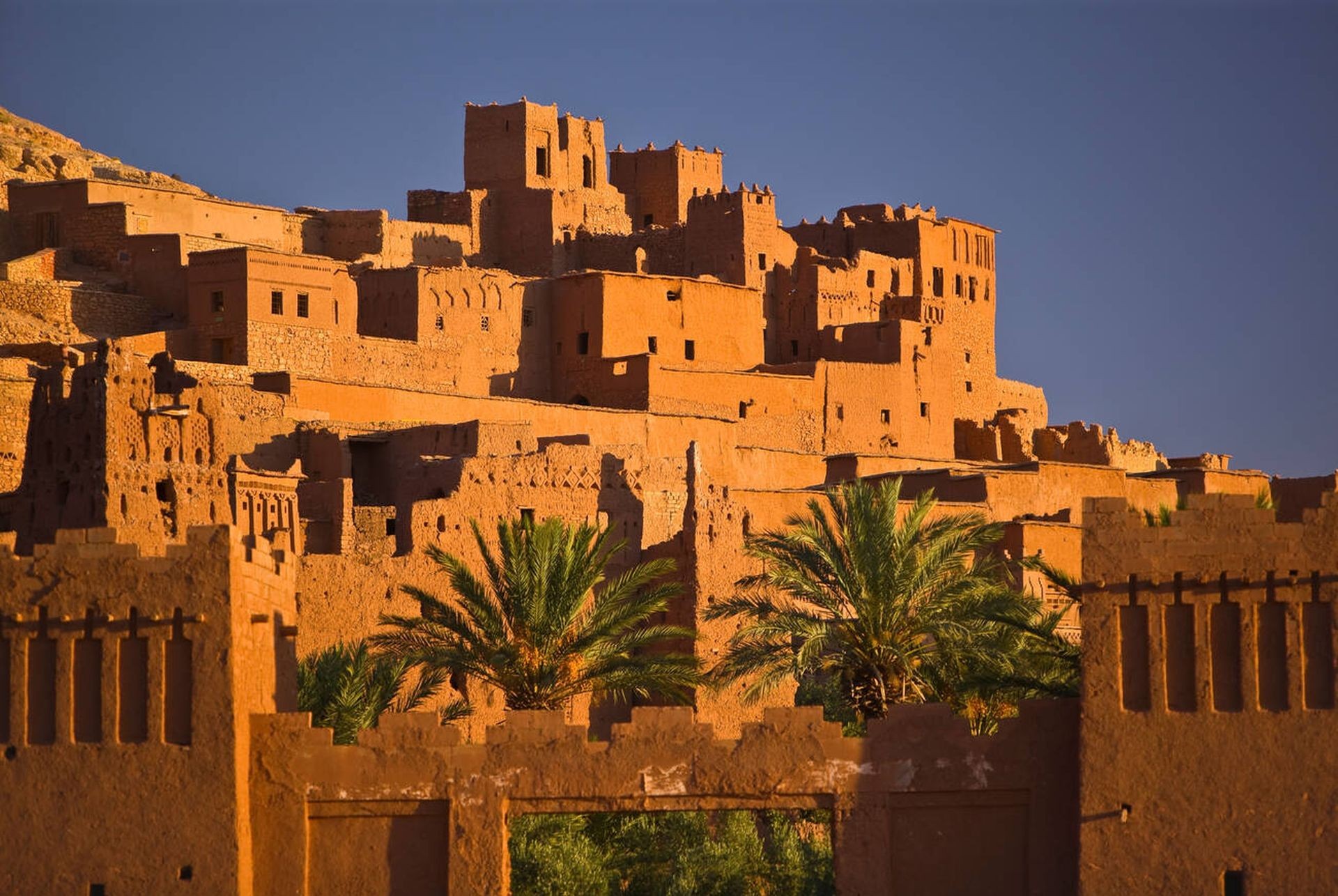 Explore the Kasbah of Ait Benhaddou – Nestled along Morocco’s historic caravan route, Ait Benhaddou is a stunning UNESCO World Heritage site. This ancient earthen fortress, with its reddish-brown clay walls, winding alleys, and iconic towers, reflects traditional Berber architecture. Overlooking the Ounila River, it offers breathtaking desert and mountain views and has been featured in famous films like Gladiator and Game of Thrones. Visiting Ait Benhaddou is a journey through Morocco’s rich history and timeless beauty.